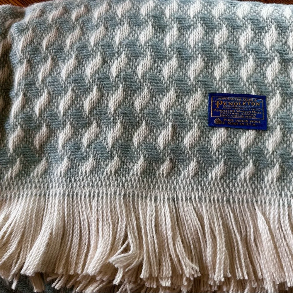Pendleton Blanket NWOT - Picture 2 of 3
